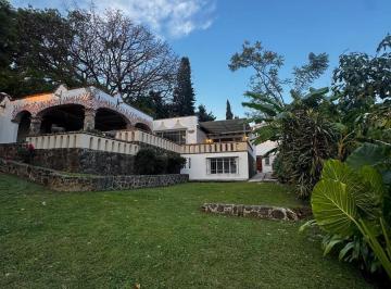 Casa · 665m² · 5 Recámaras · 8 Estacionamientos · Casa en Venta, Sobre Av en Paseo del Conquistador, Cuernavaca, Mor, con Jardines y Alberca