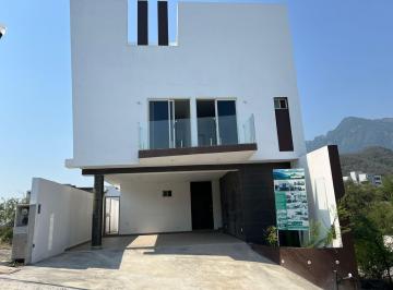 Casa · 395m² · 3 Recámaras · 4 Estacionamientos · Mmc Casa en Venta en Álamo Sur en Santiago en Nuevo León