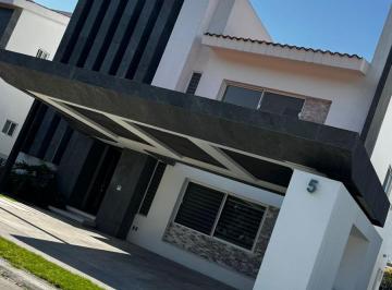 Casa · 473m² · 4 Recámaras · 2 Estacionamientos · Casa en Renta, en Zona Sur de Cuernavaca, en Emiliano Zapata, Dentro de Fracc. Paraiso Country Club