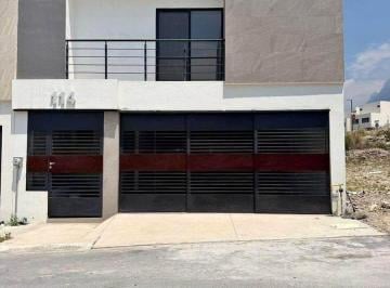 Casa de 4 habitaciones, García · Casa en Renta de 3 Niveles en Porto Cumbres