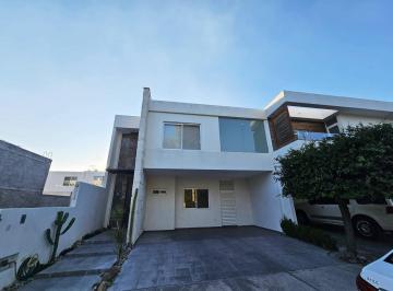 Casa · 260m² · 4 Recámaras · 2 Estacionamientos · Renta Casa en Loretta II Al Norponiente de La Ciudad Bi