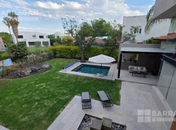 Casa · 602m² · 4 Recámaras · 4 Estacionamientos · Casa en Venta en El Campanario, con Vista Al Lago y Acabados de Lujo