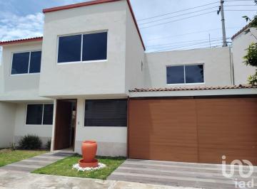 Casa · 172m² · 3 Recámaras · 2 Estacionamientos · Casa en Venta en Valle de Las Flores