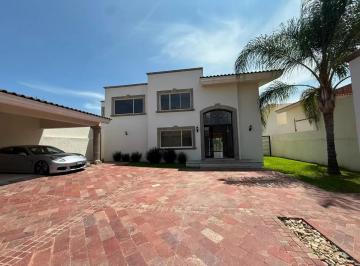 1 · Casa en Venta en Balcones del Campestre, León: Espaciosa Residencia con Jardín Privado