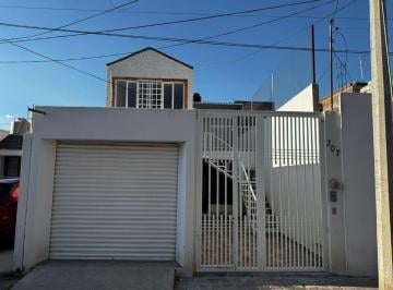 Casa de 4 habitaciones, Pabellón de Arteaga · Venta de Casa con Local Comercial y 4 Recámaras en Pabellón de Arteaga