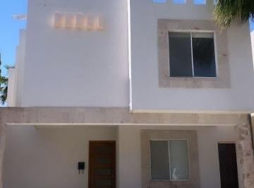 Casa de 3 habitaciones, Saltillo · Casa en Renta Fracc Residencial Privadas de Santiago Jardín Muy Grande.