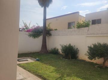 Casa de 3 habitaciones, Saltillo · Casa en Renta Fracc Residencial Privadas de Santiago Jardín Muy Grande.