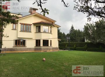 Casa · 600m² · 4 Recámaras · 5 Estacionamientos · Casa en Fraccionamiento Hacienda San Martín