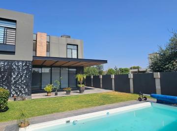 Casa · 324m² · 3 Recámaras · 3 Estacionamientos · Venta Casa en Pontevedra Residencial, Irapuato, Gto.
