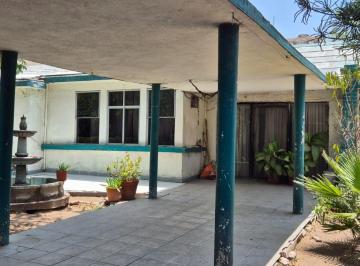 Casa · 358m² · 4 Recámaras · 4 Estacionamientos · Venta de Casa Para Inversion, Ideal Clinica o Escuela, Fracc. Gamez Irapuato