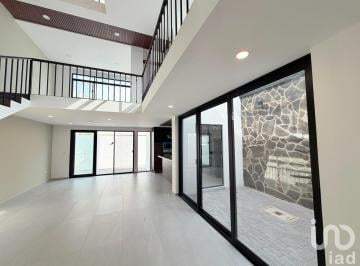 Casa · 230m² · 3 Recámaras · 2 Estacionamientos · Casa con Roof Garden y 3 Recamaras con Baño | Cañadas del Arroyo, Corregidora