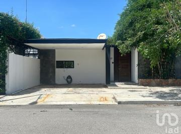 Casa · 197m² · 3 Recámaras · 2 Estacionamientos · Casa en Venta en Privada con Piscina, en Conkal Yucatán