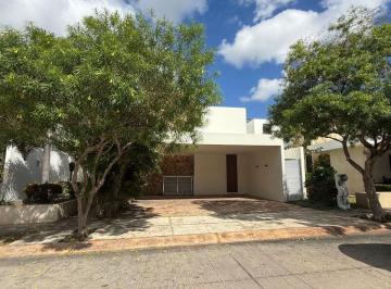 Casa de 5 habitaciones, Mérida · Residencia en Venta en Privada en Temozón Norte