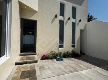 Casa · 210m² · 3 Recámaras · 2 Estacionamientos · Casa en Venta Al Sur de Cuernavaca. Estrena Casa con Alberca y Jardin Privado en Morelos
