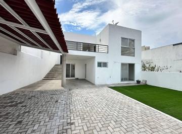 Casa · 190m² · 3 Recámaras · 3 Estacionamientos · Casa en Renta Real de Juriquilla Vista Panoramica con Palapa Cerca Colegios Universidades