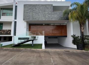 Casa en condominio · 565m² · 3 Recámaras · 6 Estacionamientos · Casa en Renta Semi Amueblada en Villa Verona, Zapopan.