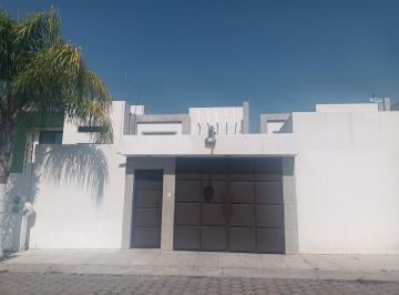 Casa · 132m² · 3 Recámaras · 2 Estacionamientos · Casa en Renta, con Alberca en Fraccionamiento, en Cuautla Morelos