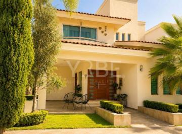 Casa de 3 habitaciones, Zapopan · En Venta Casa en Esquina en Jardín Real