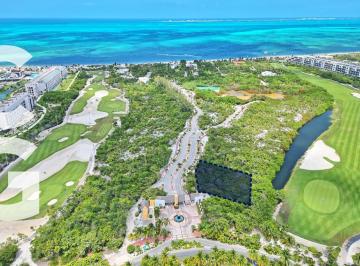 Terreno / Lote · 976m² · Terreno en Venta en Cancún en Residencial Naay con Excelentes Amenidades a Pie de Playa