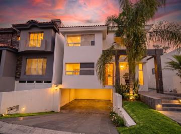 Casa de 5 habitaciones, Zapopan · Casa en Renta Puerta de Hierro