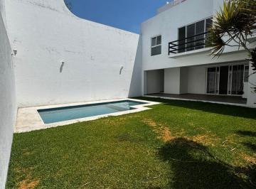Casa · 369m² · 4 Recámaras · 3 Estacionamientos · Casa en Venta Al Sur de Cuernavaca en Fracc. Burgos | Zona 3 de Mayo: 4 Recámaras, Alberca y Oficina