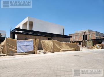Casa · 300m² · 3 Recámaras · 3 Estacionamientos · Casa en Renta en Lomas del Campanario Norte, Condominio San Lucas