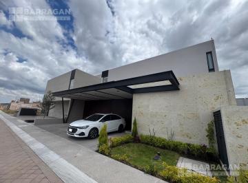 Casa · 300m² · 3 Recámaras · 3 Estacionamientos · Casa en Renta en Lomas del Campanario Norte, Condominio San Lucas