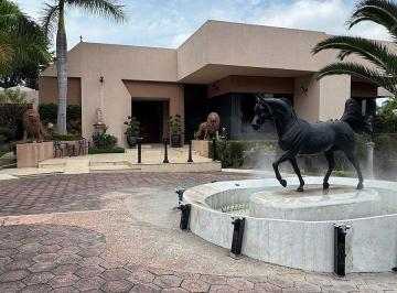 Casa de 5 habitaciones, Zapopan · Casa en Venta en Colinas de San Javier