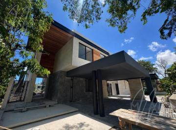 Casa · 570m² · 4 Recámaras · 4 Estacionamientos · Casa en Venta en Cancun en Lagos del Sol