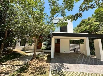 Casa · 441m² · 4 Recámaras · 4 Estacionamientos · Casa en Venta en Cancun en Lagos del Sol