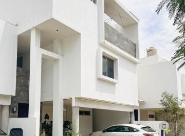 Casa · 238m² · 3 Recámaras · 2 Estacionamientos · Casa en Venta en Santa Catarina