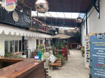 Casa · 320m² · 5 Recámaras · 3 Estacionamientos · Casa con Uso de Suelo, Excelente Ubicaciòn.