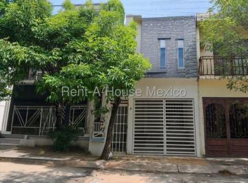 Casa de 5 habitaciones, El Marqués · Casa Amueblada a Pie de Calle: 5 Recámaras, Cochera Techada y Bodega | La Pradera