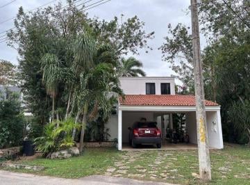 Casa · 296m² · 3 Recámaras · 5 Estacionamientos · Casa en Venta en Club de Golf La Ceiba, Mérida Yucatán (Eb - Wt3020)