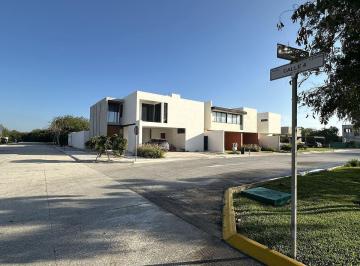 Casa · 460m² · 5 Recámaras · 4 Estacionamientos · Casa en Venta en Nortemerida, Komchén Mérida Yucatán (Eb - Wt48829)