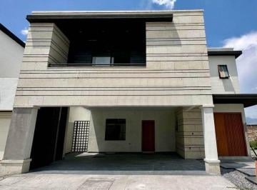 Casa de 4 habitaciones, Saltillo · Amplia Casa en Venta en La Escondida Residencial Al Norte de Saltillo