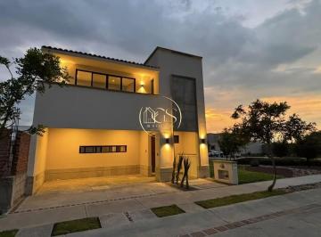 Casa · 209m² · 3 Recámaras · 2 Estacionamientos · Casa en Venta Mayorazgo Resdiencial Celaya