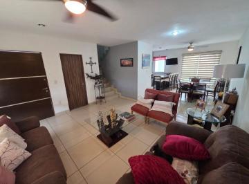 Casa en condominio de 4 habitaciones, Celaya · Bonita y Amplia Casa en Fracc Zana (Cerca de La Salida a Cortázar)