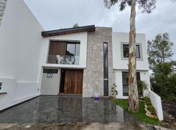 Casa · 220m² · 4 Recámaras · 2 Estacionamientos · Casa en Venta Vistas Altozano Fraccionamiento Privado