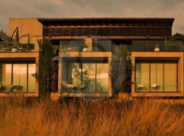 Casa · 500m² · 4 Recámaras · 4 Estacionamientos · Casa en Venta en Valle de Bravo
