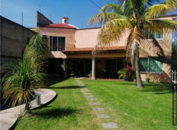 Casa · 274m² · 3 Recámaras · 4 Estacionamientos · Casa Sola en Venta con Estilo Colonial, con Alberca y Jardin en San Gaspar, Jiutepec
