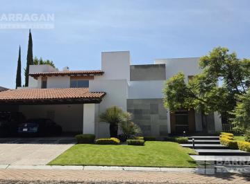 Casa · 720m² · 3 Recámaras · 6 Estacionamientos · Casa en Renta en El Campanario, Opción a Rentarse Amueblada