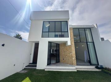 Casa · 242m² · 3 Recámaras · Casa en Venta, en Jiutepec, Mor, Nueva, con Alberca y Jardin Dentro de Fracc Las Fincas en Jiutepec