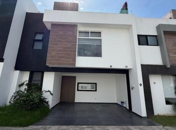 Casa · 210m² · 3 Recámaras · 2 Estacionamientos · Casa Amueblada en Renta Zona Recta Cholula