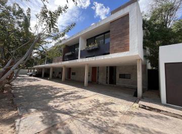 Casa · 130m² · 2 Recámaras · 2 Estacionamientos · Casa Tipo Townhouse en Venta en Privada Napoles Al Norte de Mérida