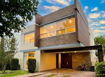 Casa en condominio de 5 habitaciones, Zapopan · Casa en Venta Zona Real Coto Arauca I