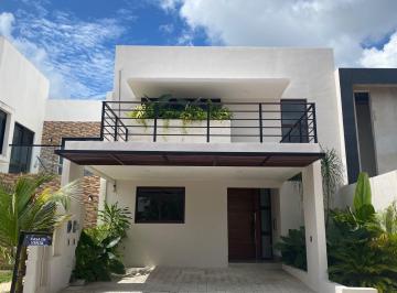 Casa · 226m² · 4 Recámaras · 2 Estacionamientos · Casa en Venta, 4 Recámaras, Nueva, Piscina, Rio Residencial, Av Chacmool, Cancún