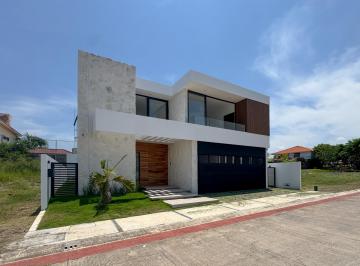 Casa · 301m² · 3 Recámaras · 2 Estacionamientos · Casa Nueva en Las Olas en Venta