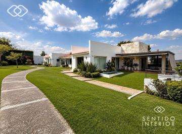 3a9db45b1b736a8ade10032a27a02e46577d9cdf06d7d793fdf9180845041b0c · Casa de Una Sola Planta con Vista Al Bosque