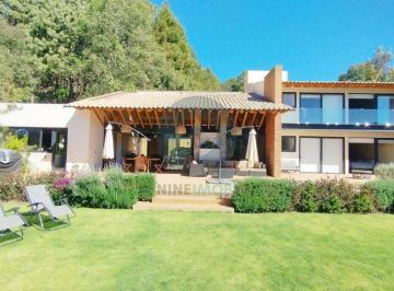 Casa · 450m² · 4 Recámaras · 3 Estacionamientos · Casa con Jacuzzi en Valle de Bravo, Vista Al Campo